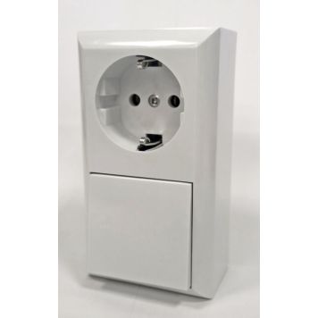 Pindmine pistikupesa lülitiga PlanoLuxe