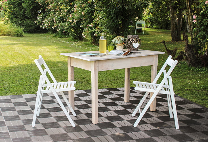 Valgeks värvitud aiatoolid Valgeks värvitud kokkupandavad toolid puiduvärvi laua ümber